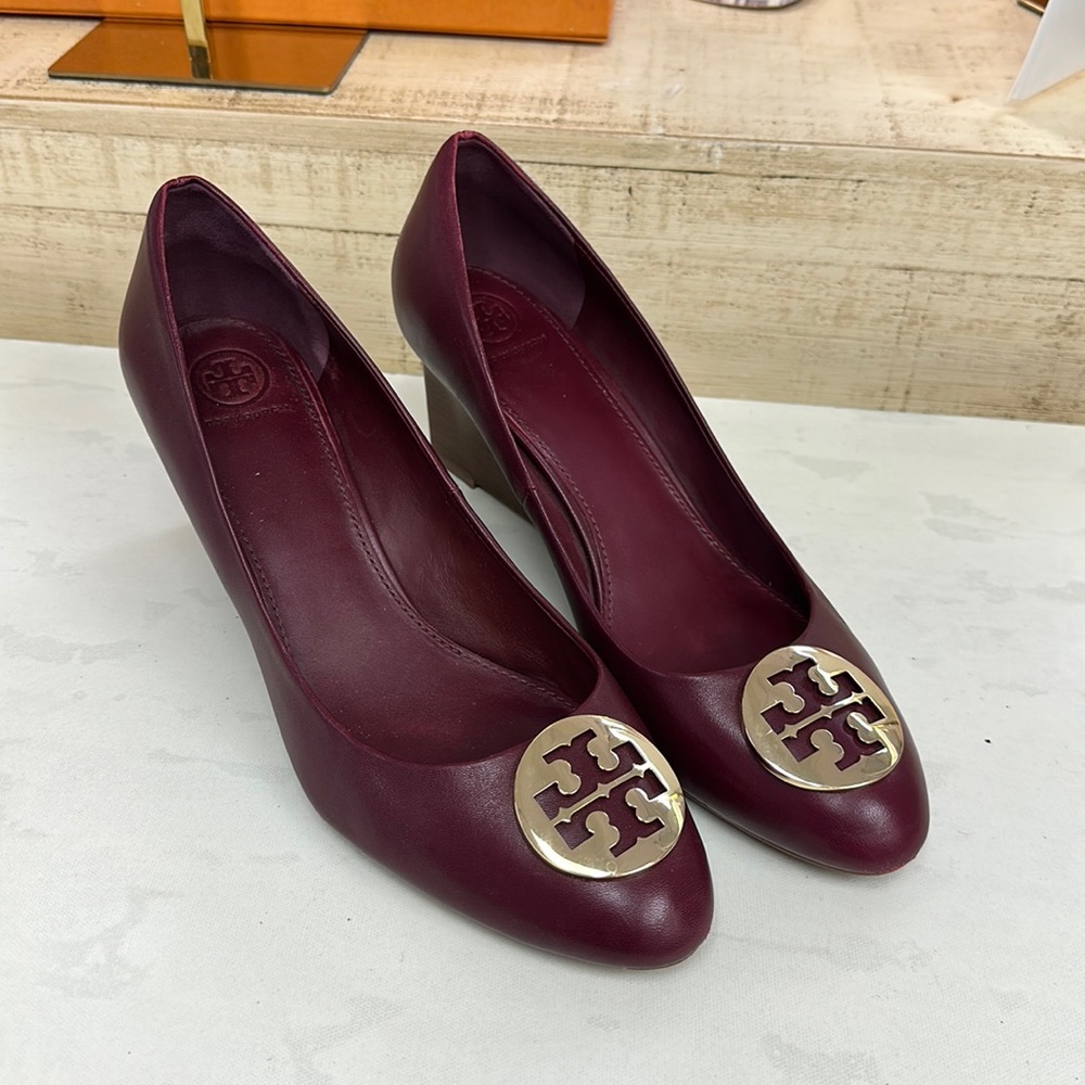 TORY BURCH BURGUNDY LEATHER WEDGE WITH GOLD TORY BURCH EMBLUM